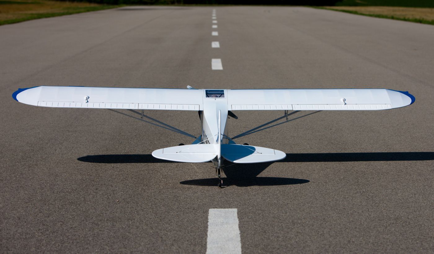 PA-18 Super Cub hangar 9