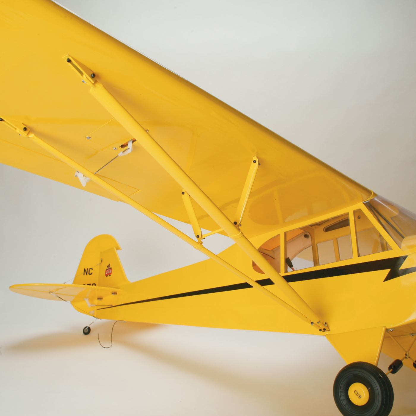 Piper Cub J-3 hangar 9