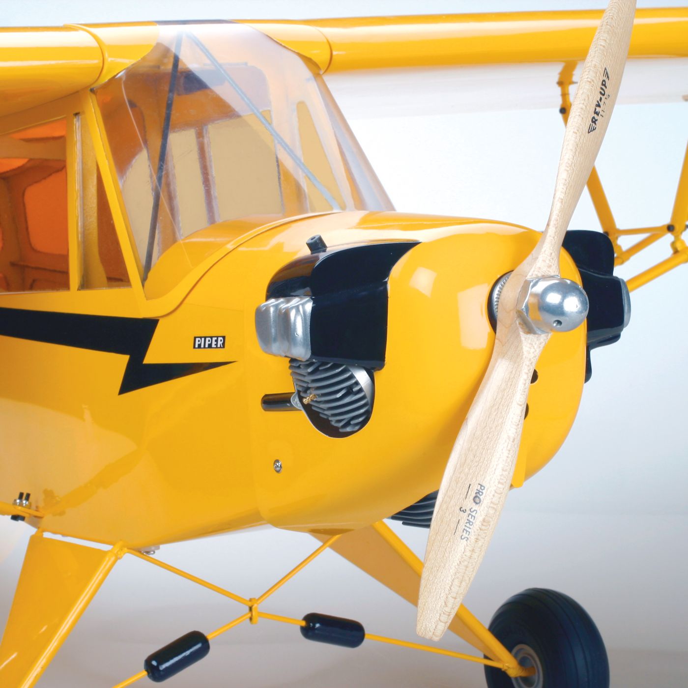 Piper Cub J-3 hangar 9